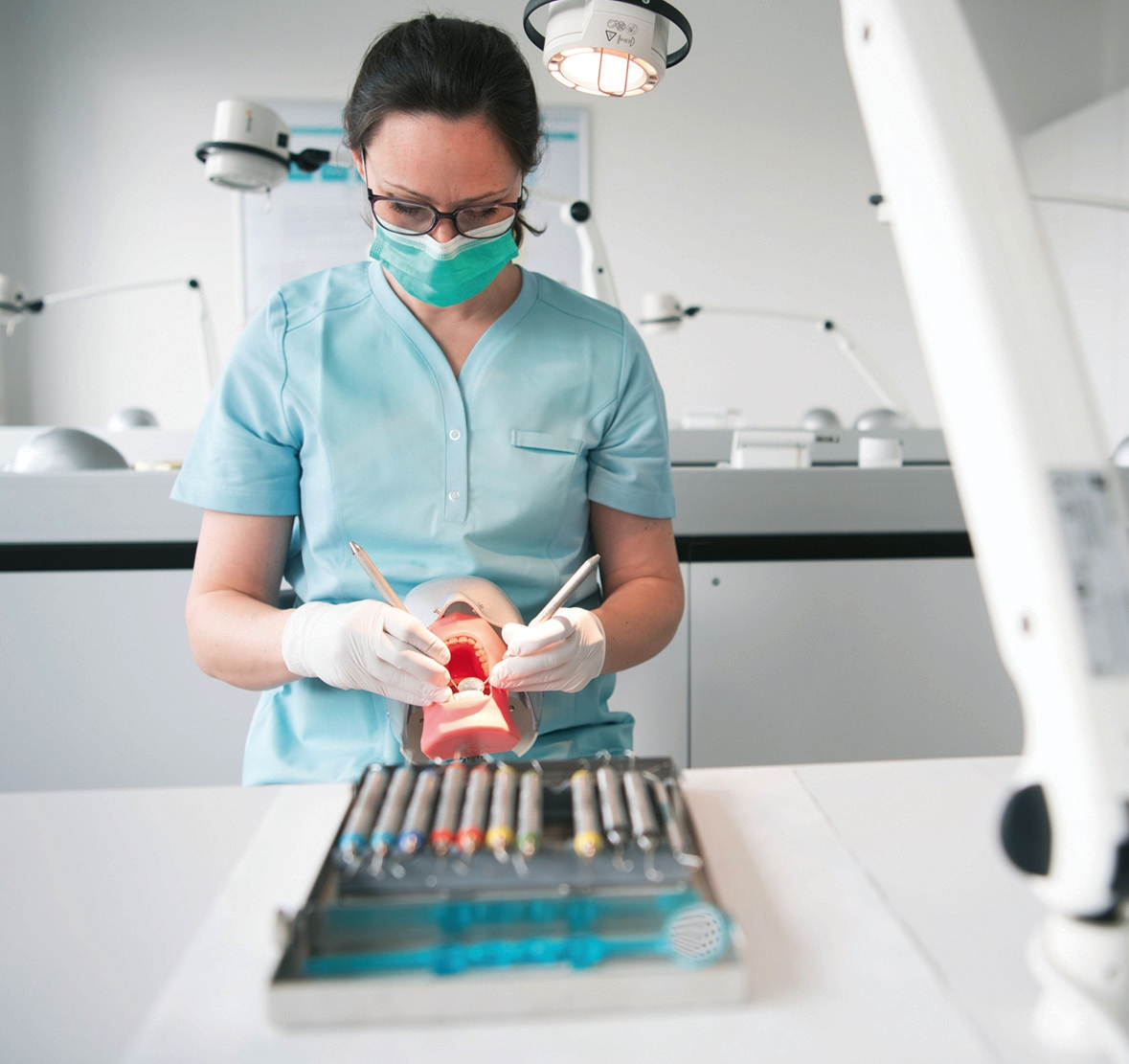 Übungen zur subgingivalen Handinstrumentation am Phantomkopf.