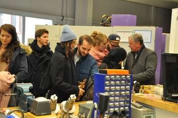 Abb. 3: Die Studierenden begutachteten die vielen Utensilien.