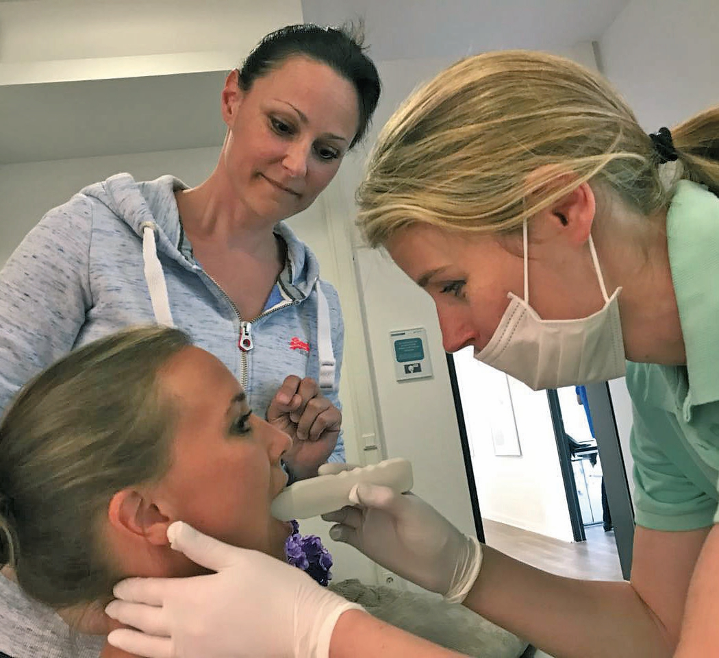 Abb. 2: Mundhygieneschulung in einer Senioreneinrichtung: Altenpfleger trainieren geeignete Putztechniken in gegenseitigen Übungen unter Supervision durch Dentalhygieniker/-innen.