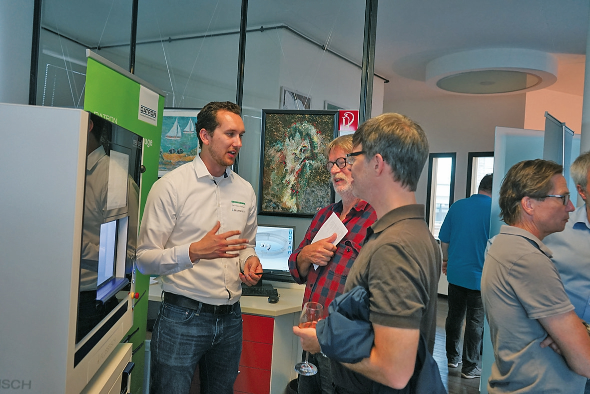 Persönlicher Kontakt als Zeichen der Wertschätzung: Frederic Flussfisch im Kundendialog.