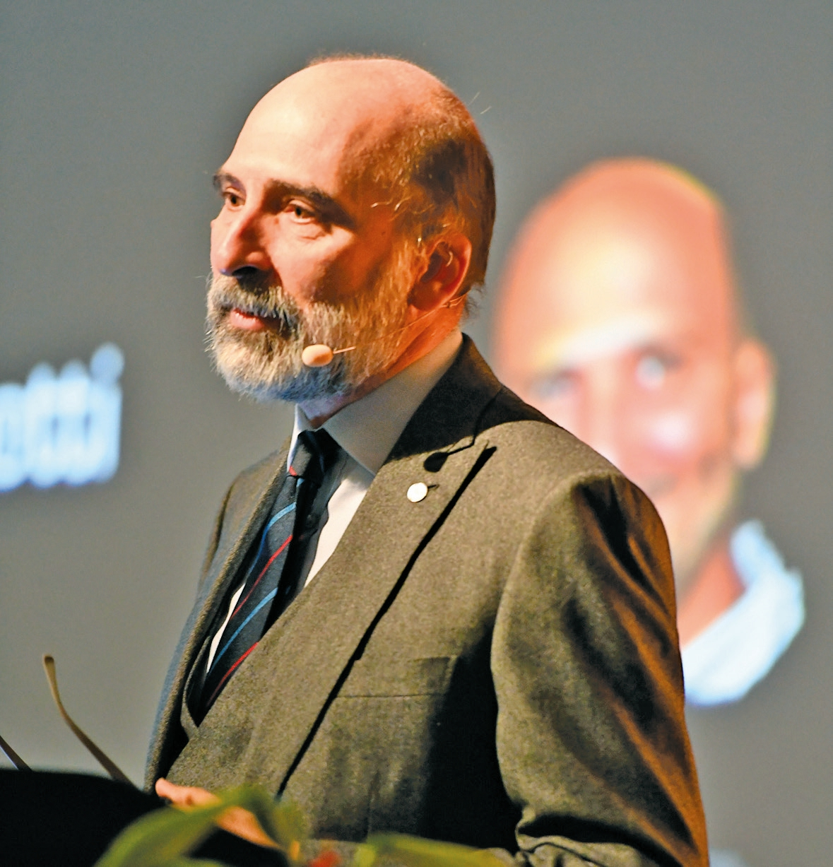 Prof. Dr. Maurizio Tonetti stellte Methoden und Prognosen bei der Augmentation von Weichgewebe dar.