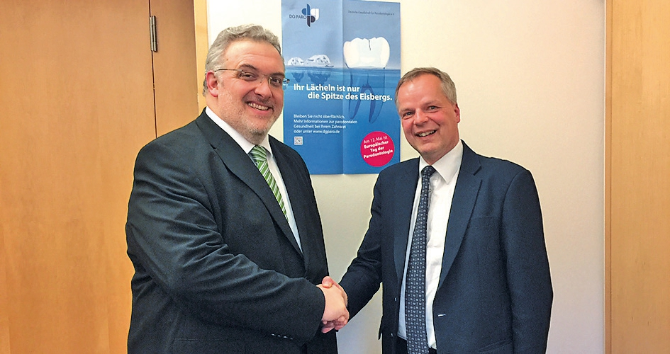 Im persönlichen Gespräch überzeugte DG PARO-Präsident Prof. Dr. Christof Dörfer die Politiker von CDU/CSU, SPD, Grüne und Linke (hier Erich Irlstorfer, CSU), den Europäischen Tag der Parodontologie zu unterstützen.