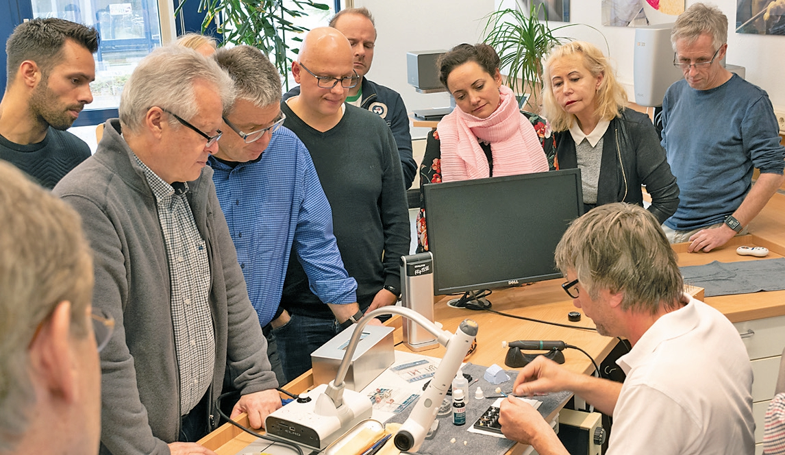 ZTM Axel Appel demonstriert, wie eine Restauration aus der Hybridkeramik VITA ENAMIC charakterisiert werden kann.