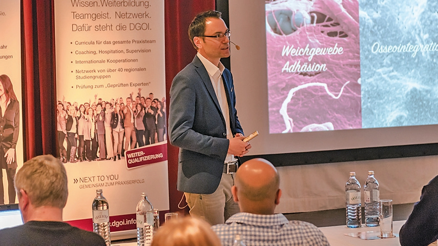 Rote Ästhetik rund um weiße Implantate war das Thema von Dr. Frederic Herrmann, MSc.