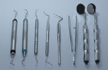 Abb. 2: Als Ausrüstung für die UPT empfehlenswert: Tray-Set bestehend aus Spiegeln, Pinzette, gebogener Sonde, PAR-Sonde, Furkationssonde, Universalscaler und Universalkürette.