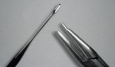 Abb. 3: Der flache Schaft der MICROflex-Instrumente lässt sich individuell biegen. Dies sollte jedoch mit geeigneten Hilfsmitteln erfolgen, da der Biegeradius aus materialtechnischen Gründen mindestens 3 mm sein sollte.