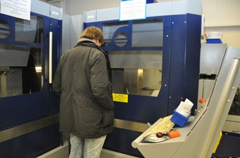 Abb. 4: Konzentriert beobachtet der Student den Fräsprozess.