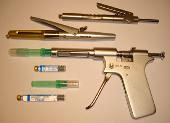 Abb. 1: Dosierhebel- und Pistolenspritzen mit integrierten mehrstufigen Hebelsystemen zur Kraftverstärkung für intraligamentale Injektionen.