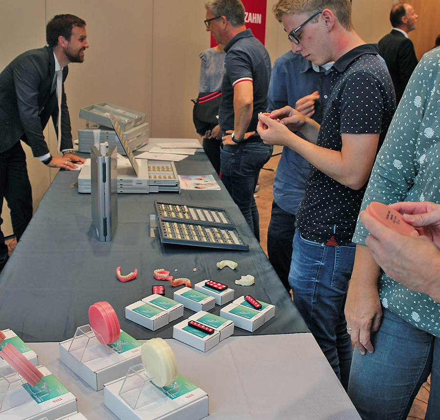 Abb. 3: Mit einer kleinen Ausstellung rund um die Produkte der Totalprothetik aus dem Hause VITA hatten die Teilnehmer die Möglichkeit, sich auch einen haptischen Eindruck der Materialien zu verschaffen.