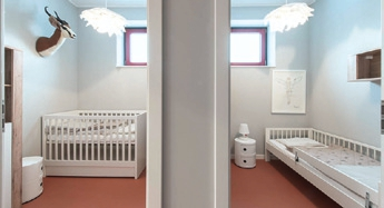 Abb. 3: Kindgerecht gestaltete Aufwachräume in der Kinderzahnarztpraxis Milchzahnsafari. Diese sind mit jeweils 2 Bettchen für Kinder unterschiedlichen Alters eingerichtet. Den Eltern ist es möglich, vor den Bettchen Platz zu nehmen und die Kinder zu trösten und zu überwachen.
