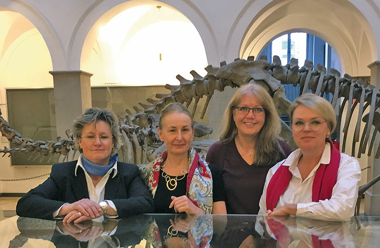 Abb. 3: Im paläontologischen Museum München ist ein öffentlich zugänglicher Teil der Bayerischen Staatssammlung für Paläontologie und Geologie in der Nähe des Münchener Königsplatzes zu besichtigen. Von links: Daniela Jost, Dr. Gertrud Rößner, ZTM Petra Streifeneder-Mengele, Dr. Dr. Andrea Fischer-Barber.