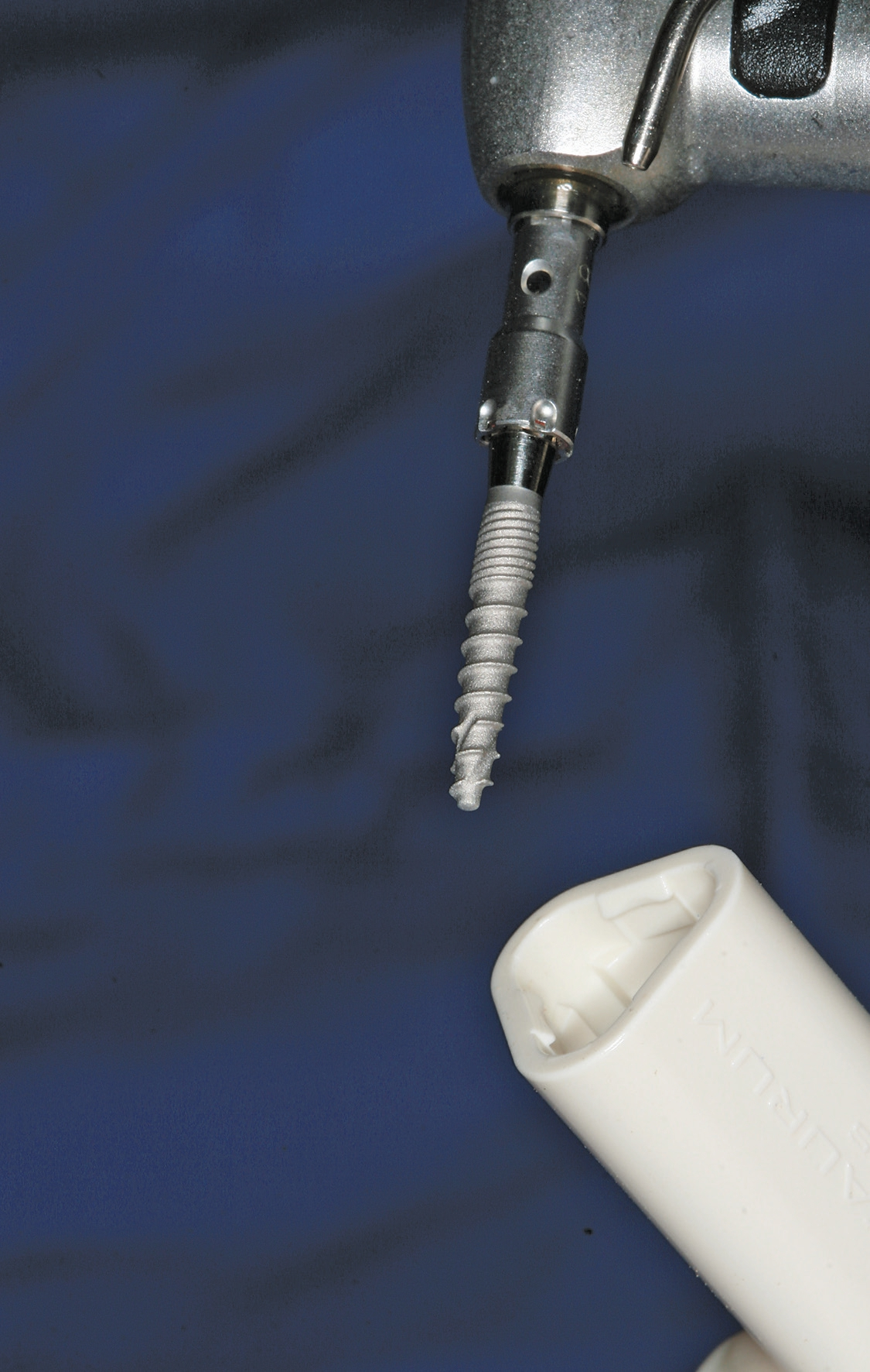 Abb. 3: Entnahme des CITO mini®-Implantats aus dem Blister. Ein spezieller Eindrehschlüssel (PentaGrip) vereinfacht das Vorgehen. Der Schlüssel kann direkt im Winkelstück adaptiert werden.