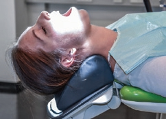 Abb. 3: Okklusionsebene des Oberkiefers 20° hinter der Vertikalen bei optimaler Unterstützung des Kopfes und Nackens des Patienten.