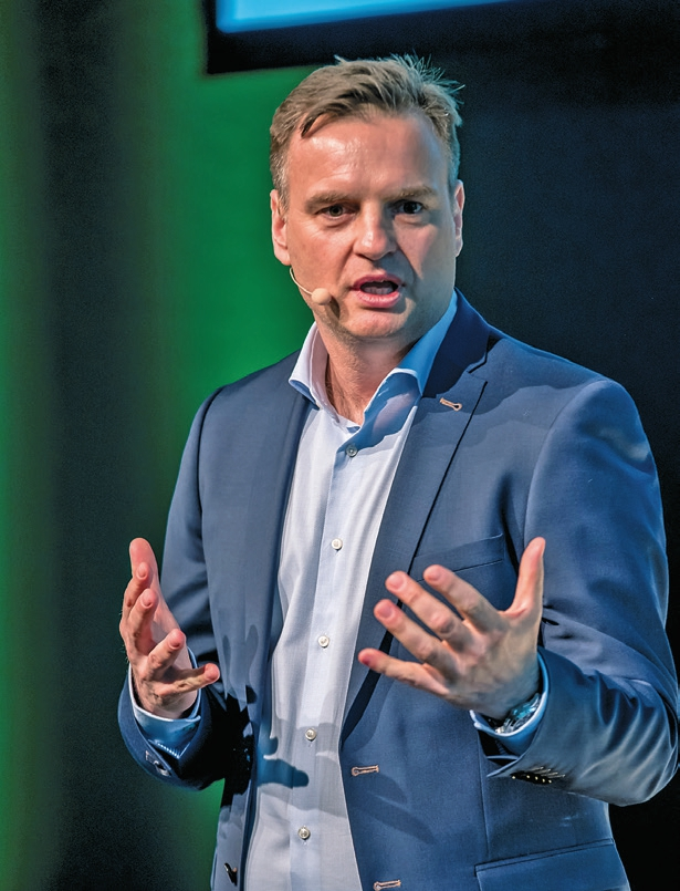 „Bei den Installationen des 3Shape Trios sind wir im dreistelligen Bereich“, so Holger Haderer, Geschäftsführer Straumann Deutschland. Entscheidend sei, dass Straumann nicht nur digitalgestützte Lösungen für Labore und Praxen anbieten könne, sondern auch Service und Kundenkontakt stärkt.
