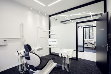 Abb. 1: Faith Yetgin leuchtete schon viele Praxen aus, die mit Dentsply Sirona Behandlungseinheiten ausgestattet sind. Hier ergänzen sich Leuchte der Einheit (Bild:TENEO mit LEDview Plus) mit dem Licht der Umgebung. Zusammengefasst ergibt das optimale Lichtkonzept. ® Fred McFar Andreas Friedrich, http://www.fredmcfar.com