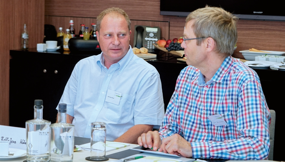 Rolf-Jens Kühne (Niedergörsdorf) und Dr. Dr. Zielasko (Berlin) in der Diskussion (von links).