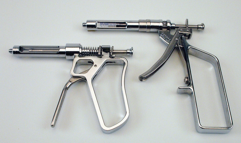 Abb. 3: Pistolenspritzen Peripress oder Ligmaject für intraligamentale Injektionen.