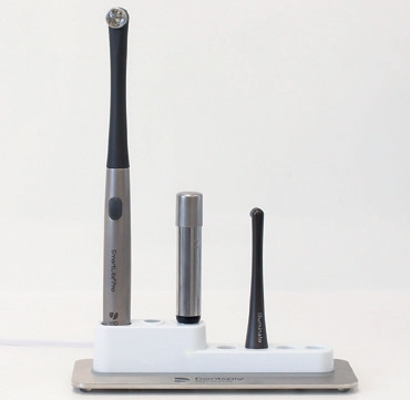 Abb. 3: Die neue Smartlite Pro (Dentsply Sirona), die aufgrund der Wechselkopf-Technik neben dem Polymerisationsaufsatz auch einen FOTI-Diagnostik-Aufsatz mitliefert.