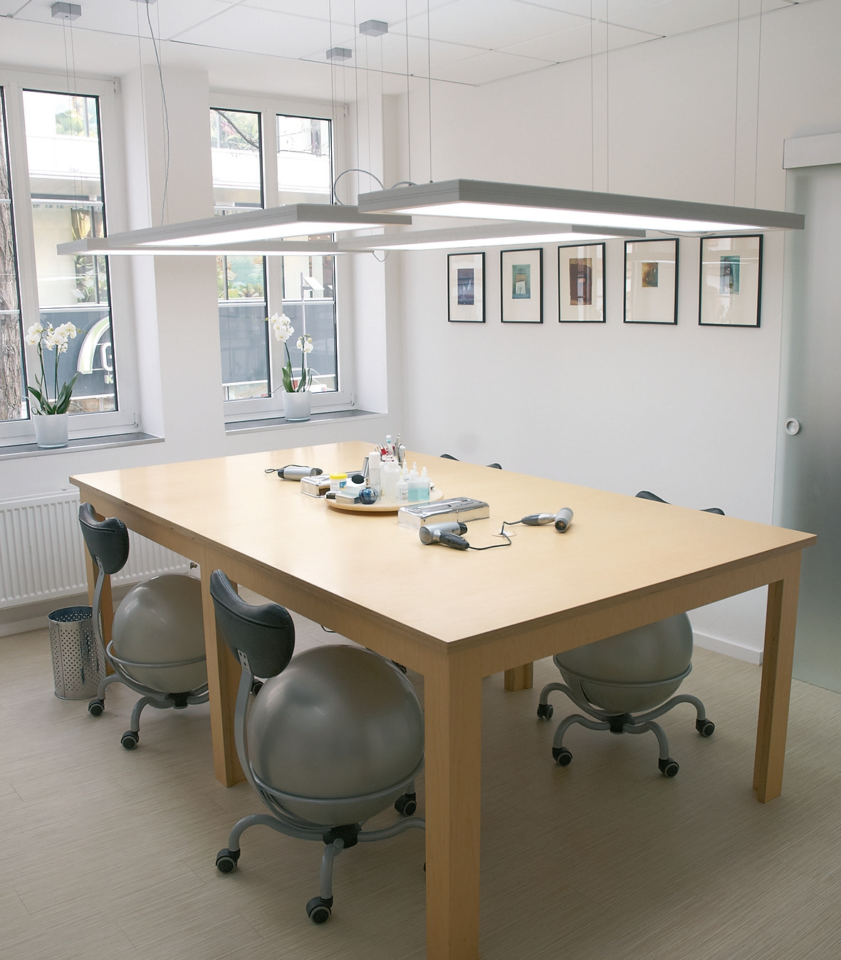 Abb. 3: Im Keramikraum entstehen in sauberer und ruhiger Arbeitsumgebung alle Arten funktioneller und ästhetischer Keramikrestaurationen.