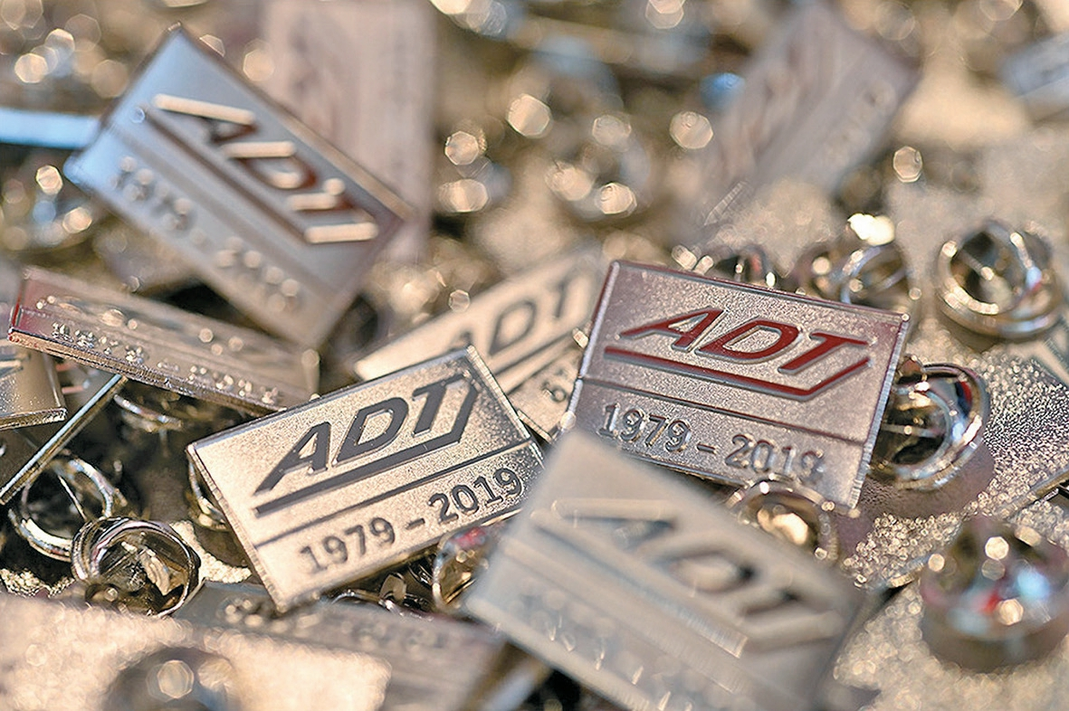 Abb. 3: „Ich gehöre dazu“: Bei der Taschenausgabe erhielt jeder Besucher eine Ansteck-Pin mit ADT-Logo und Jubiläumsjahren. Angeheftet ans Revers unterstrich der Pin speziell im Jubiläumsjahr die Zugehörigkeit zur ADT, dem „einzigartigen Zusammenschluss von Zahntechniker- und Zahnärzteschaft mit Industrie und Wissenschaft“.