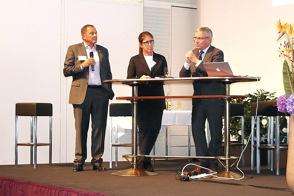 In der Implantatsession unter Leitung von Dr. Georg Bayer diskutierten Prof. Dr. Katja Nelson und Dr. Paul Weigl die Parameter für die erfolgreiche Implantologie.