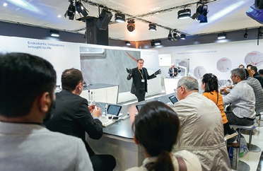 Mehr als 3.000 Zahnärzte und Zahntechniker besuchten eine von über 300 Fortbildungsveranstaltungen direkt am Messestand.
