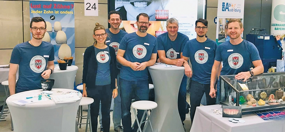 Abb. 4: Nico Heinrich (rechts) mit den Mitgliedern des „Förderverein Zahntechnik e. V. Regensburg“ (v. l.): Christian Riedler, Laura Burlein, Michael Schreyer, Roland Binder, Michael Zangl und Matthias Berghammer.