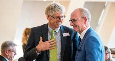 KZBV-Vorsitzender Martin Hendges im Gespräch mit dem Leiter des Hauptstadtbüros Roger Sturm (r.).