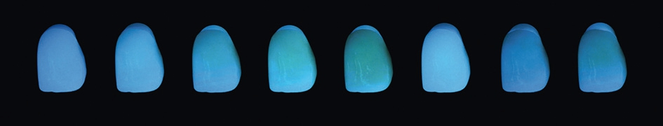 Abb. 1: Auf die Zahnfarben Bleach, A1, A2, A3, A3.5, B1, C1 und D2 abgestimmte Fluoreszenz von Kronen aus Lava Esthetic Zirkoniumoxid auf natürlichen Stümpfen.