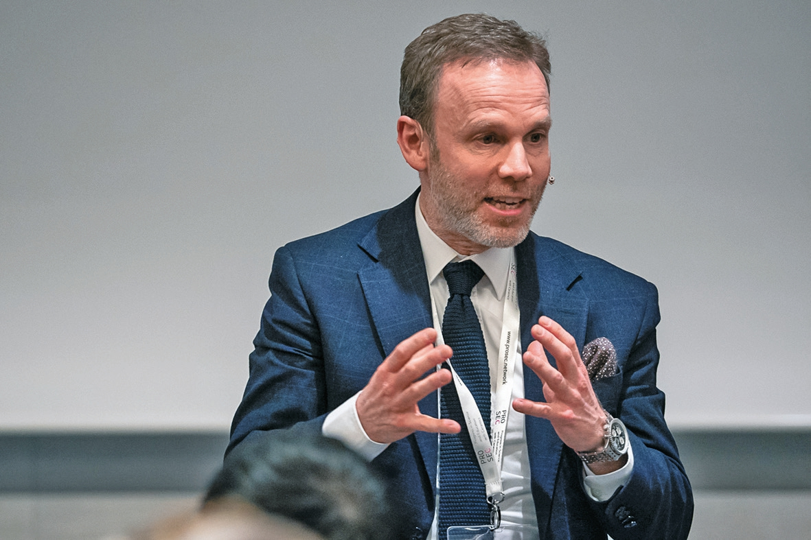 Prof. Dr. Ronald Jung moderierte die zweite Tageshälfte und präsentierte die Kooperationsmöglichkeiten für PROSEC Partner.