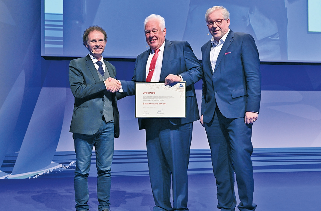 Prof. Dr. Günter Dohm (Mitte) wurde die Ehrenmitgliedschaft verliehen durch Prof. Dr. Grötz (links) und Prof. Dr. Terheyden.