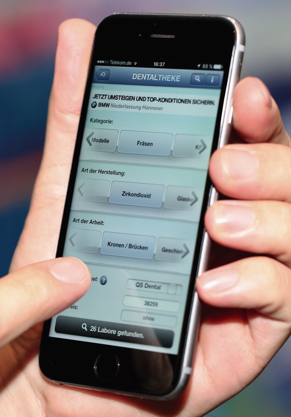 Abb. 3: Sich für eine Teilleistung zusammenzuschließen geht ganz einfach: Homepage oder App der DentalTheke aufrufen, Leistung auswählen, die erscheinende Liste entsprechender Labore ansehen, Kontakt aufnehmen.