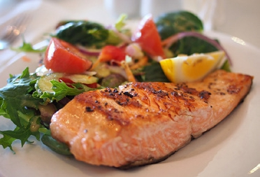 Abb. 4: Fette Seefische (wie Lachs) enthalten reichlich Omega-3-Fettsäuren, sind nicht kariogen und reduzieren parodontale Entzündungen.