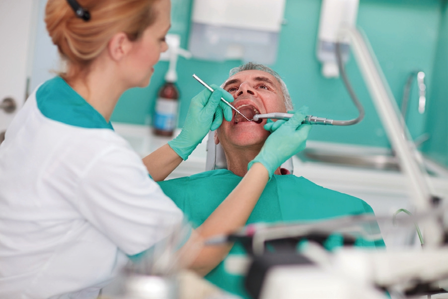 Professionelle, mindestens halbjährliche Zahnreinigung. Eine Erinnerung an den Patienten lohnt in jedem Fall! (Quelle: fotolia).