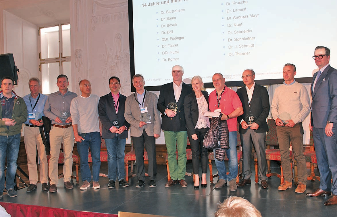 Für Zimmer Biomet ist die Treue der Kunden ein wichtiger Faktor. Krista Strauss übergab erstmals einen Loyalty Award an Zahnärzte, die seit mehr als 14 Jahren treue Kunden sind.