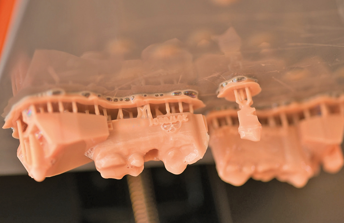 Abb. 3: ZAHNWERK setzt bei sich in der Produktion flüssigkeitsbasierte Druckverfahren (Stereolithografie und Digital Light Processing) ein.