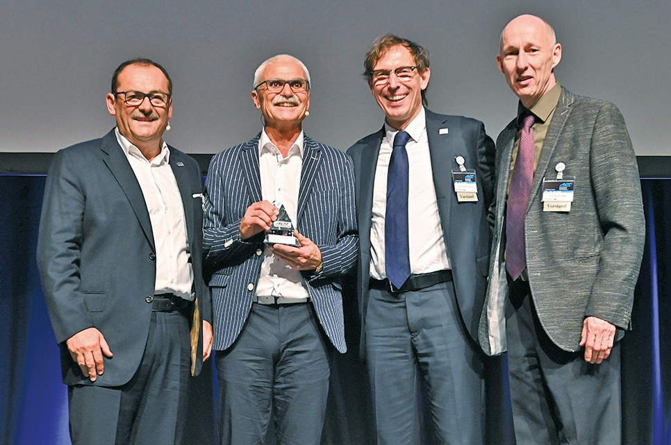 Abb. 4: Ehre, wem Ehre gebührt: ZTM Jan Langner (2. v. li.) erhielt den ADT-Lebenswerk-Preis von ADT-Präsident Prof. Dr. Daniel Edelhoff (2. v. re.), ADT-Vizepräsident ZTM Wolfgang Weisser (li.) und dem stellvertretenden ADT-Vizepräsidenten ZTM Rainer Gläser (re.).