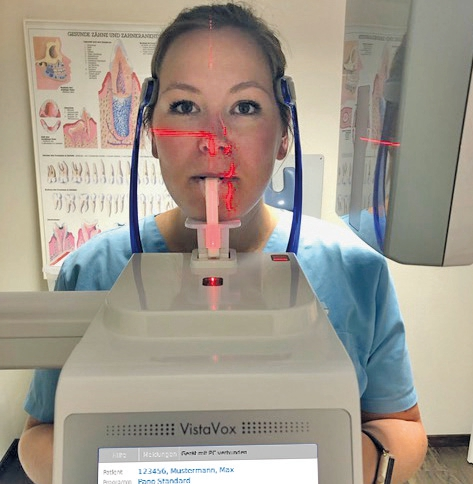Patientenfreundliche Positionierung face-to-face. Lichtlinien bei 2D- und 3D-Aufnahmen ermöglichen die perfekte Einstellung.