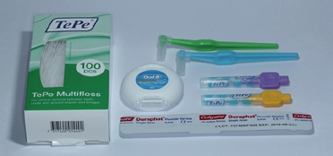 Abb. 4: Weitere Hilfsmittel für die UPT-Sitzung sind verschiedene Zahnseiden, Interdentalbürsten und fluoridhaltige Lacke.