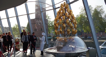Die Gäste beim Museumsrundgang „100% Schokolade“ bei der Verkostung am Schokoladenbrunnen.