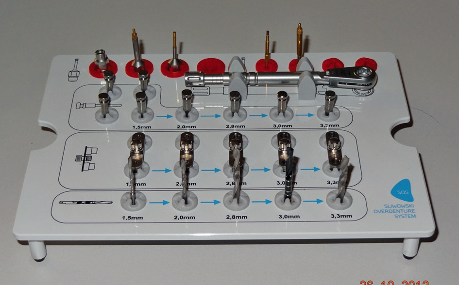 Abb. 5: Das Instrumentarium für das SOS beinhaltet unter anderem eine Sequenz von Bohrern mit den korrespondierenden Doppelbohrhülsen, sowie vertikale Pins.