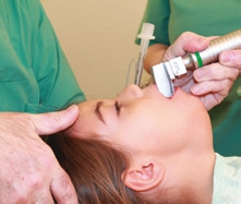 Abb. 5: Der Vorgang der Intubation. Das exakte Einführen des Tubus in die Trachea wird hierbei mittels Laryngoskop gesichert.#