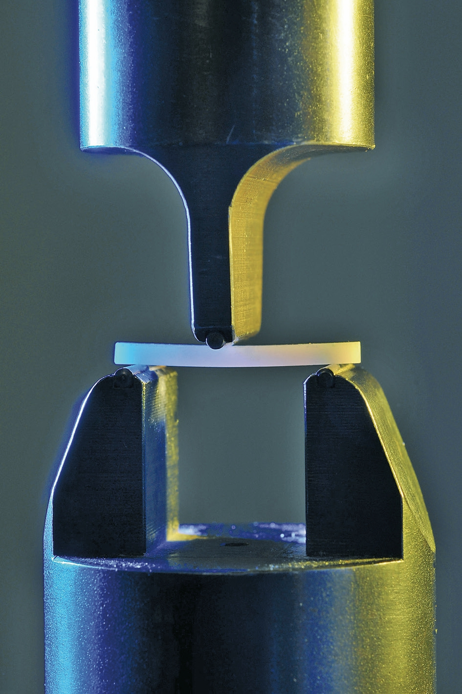 Abb. 5: Umfassende Materialcharakterisierung und Qualitätskontrolle. Drei-Punkt-Biegeversuch zur mechanischen Charakterisierung (Festigkeit/E-Modul) von dentalen Materialien. © K. Dobberke für Fraunhofer ISC