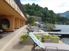 Verschwiegene Badeterrasse direkt am See.