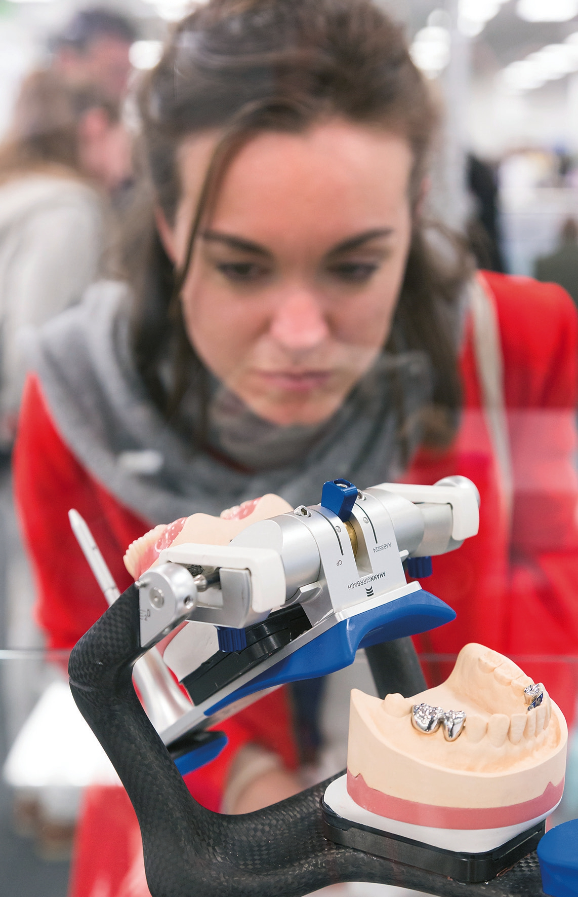Abb. 7: Ausweis zahntechnischer Expertise: Ausstellung der Siegermodelle des 16. Gysi-Preises am Stand des VDZI auf der IDS in Köln – hier eine für das zweite Lehrjahr eingereichte Arbeit für einen (fiktiven) Patienten mit zahnlosem Oberkiefer und mehreren behandlungsbedürftigen Defekten im Unterkiefer. Im Oberkiefer wurde ein 14er aufgestellt, die Gaumenfalten sorgfältig ausmodelliert und für den Unterkiefer zwei Kronen mit Kunststoff verblendet (regio 33 und 34, Farbe: A3) sowie zwei verblockte Kronen im Seitenzahnbereich hergestellt (regio 45 und 46), dies alles unter Beachtung einer korrekten Gestaltung aller Kontaktpunkte im Sinne der Artikulationslehre von Prof. Dr. Dr. Alfred Gysi (1865–1957). Zahntechnische Arbeit: Lisa Linnerz.