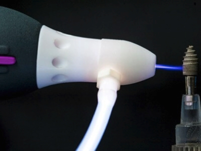 Abb. 8: Neuesten Studien zufolge haben auch Oberflächen-Aktivierungen mit Kaltplasma auf Titan-Oberflächen einen positiven Effekt.
