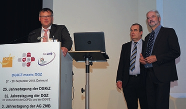 Verabschiedung – Prof. Dr. Matthias Hannig (Präsident der DGZ; Mitte), Prof. Dr. Dr. Norbert Krämer (Präsident der DGKiZ; am Pult) und Prof. Dr. Andreas Schulte (1. Vorsitzender der AG ZMB; lks.) blicken auf einen erfolgreichem Kongress zurück.
