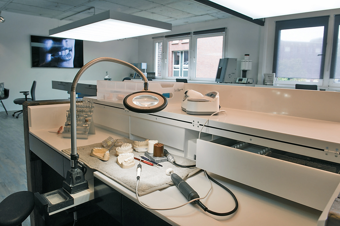Abb. 5: … und ist trotzdem in das zahntechnische Geschehen des Labors integriert, …