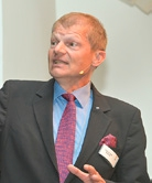 Prof. Dr. Peter Eickholz befasste sich mit dem Sondieren als Grundlage der Diagnostik.
