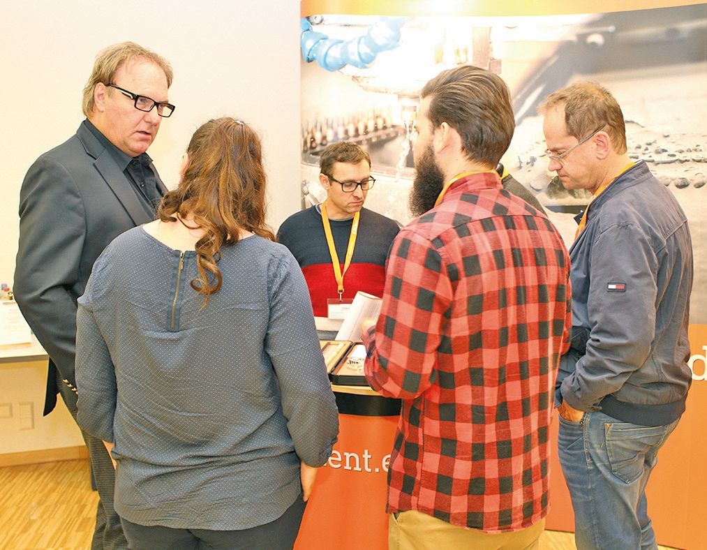 ZTM Roland Rager im Gespräch mit Teilnehmern der Roadshow im Tagungszentrum in Stuttgart-Birkach.